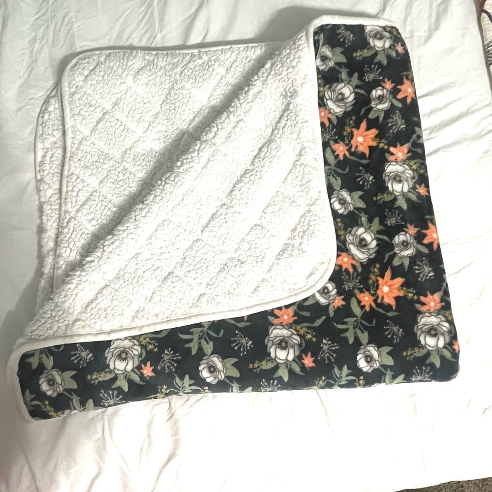 Plush Floral Sherpa Throw Blanket - Black & White